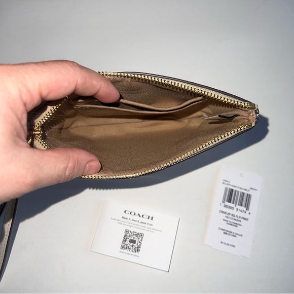 Corner Zip Wristlet In Signature Canvas With Floral Print 🌸 - Picture 4 of 6